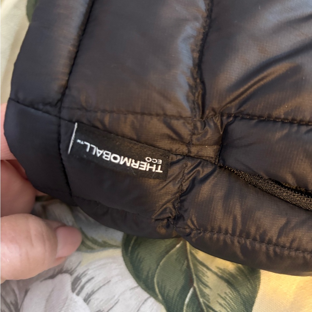 The North Face Thermoball jacket Boys S/P, 7/8 Black - Picture 13 of 14